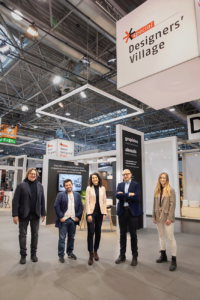 El equipo de Grup Idea & Abessis, frente a su espacio de exposición en Designer’s Village.