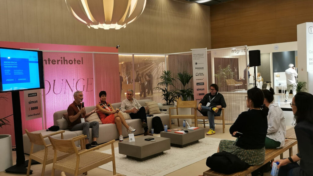 Les experts Alberto López, Alba Méndez García et Felip-Neri Gordi avec Miquel Ángel Julià Hierro lors de la 4ème édition du cycle de la transversalité hôtelière.